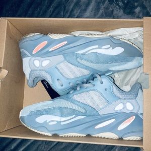 Men’s 700 Yeezy sneakers